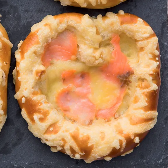 poulaillon-moricettes-bretzel-emmental-et-saumon-bretzel-gratin-chaud image 1