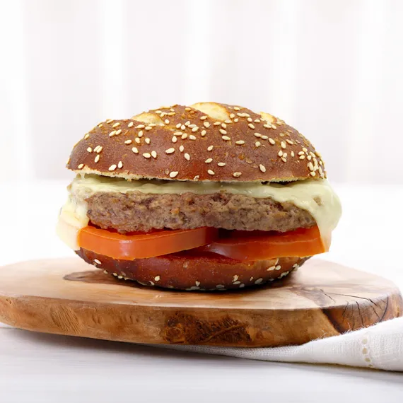 poulaillon-snacking-moristeak-sandwich-bretzel-steak-barbecue image 1