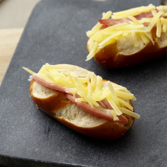 poulaillon-moricettes-mini-moricette-croq-saucisse-bretzel-chaud image 1