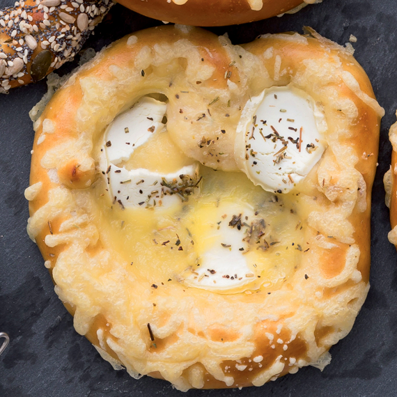 poulaillon-moricettes-bretzel-emmental-ch-vre-gratin image 1